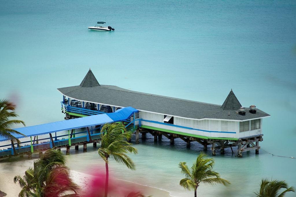 Starfish Halcyon Cove Hotel Dickenson Bay Exterior photo
